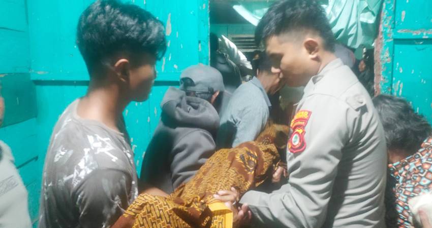 Anggota Bhabinkamtibmas beserta masyarakat sekitar melakukan evakuasi terhadap korban yang ditemukan di muara sungai Kecamatan Paguat.