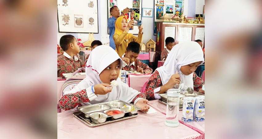 Seorang siswa di Kota Gorontalo tengah menikmati program MBG. (Foto: Diskominfo)