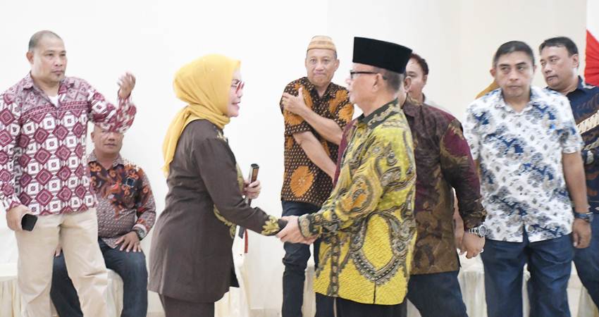 PAMIT - Bupati Bone Bolango, Merlan Uloli menyalami Bupati terpilih Ismet Mile, menyampaikan selamat, pada Paripurna DPRD Bone Bolango, Senin (10/2). (foto : istimewa)