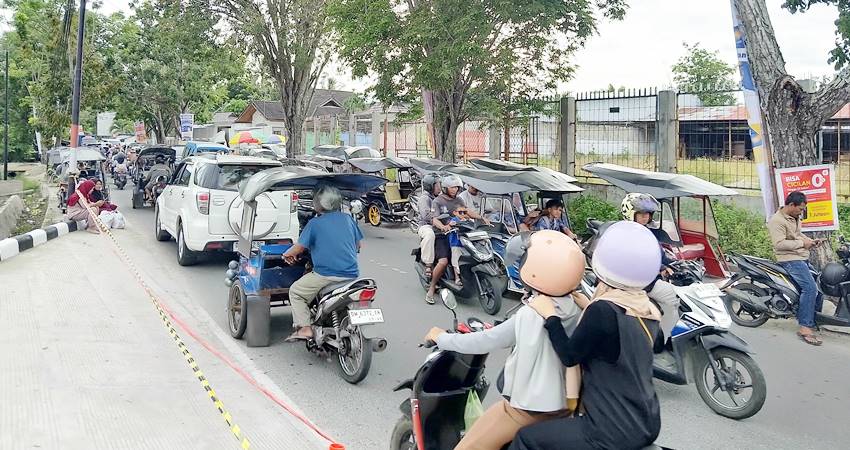 MACET - Kondisi Jl. Arif Rahman Hakim, Liluwo, Kec. Kota Tengah, Kota Gorontalo, Gorontalo mengalami kemacetan arus lalu lintas buntut (Foto Iskar Samarang/Magang Gorontalo Post)