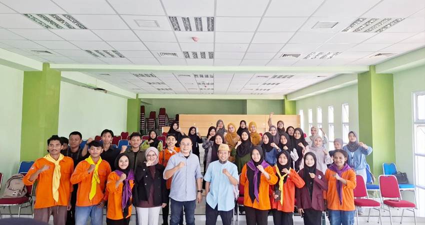 Foto bersama Pemateri, Dekan III, Mapala Lomaya dan peserta Pelatihan Jurnalistik, Rabu (26/2/2025) ( F. Julianti Pobela/mg Gorontalo Post)