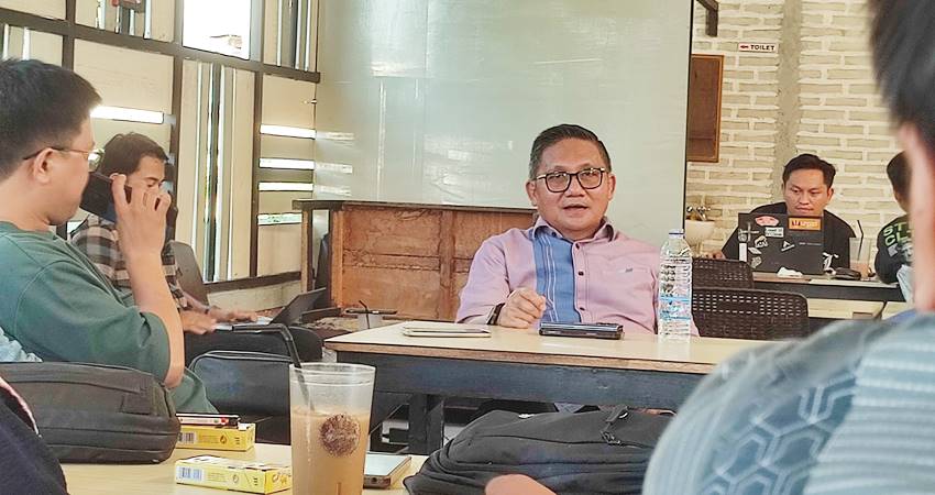 Marten Taha saat jumpa pers bersama awak media di Warkop Aceh. Rabu (19/2). (Foto : Natha/ Gorontalo Post)