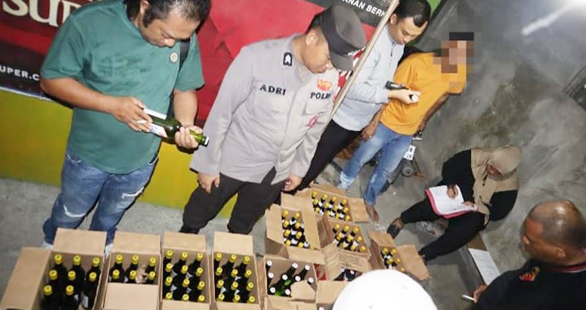 Personel Polres Bone Bolango menyita ratusan botol Miras dari warung dan rumah masyarakat yang ada di Kecamatan Kabila dan Kecamatan Tilong Kabila.