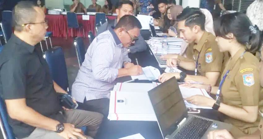 Pasangan Bupati dan Wakil Bupati Boalemo,Rum Pagau - Lahmudin Hambali saat mengikuti rangkaian pemeriksaan kesehatan di Kemendagri, Senin. (foto : istimewa)