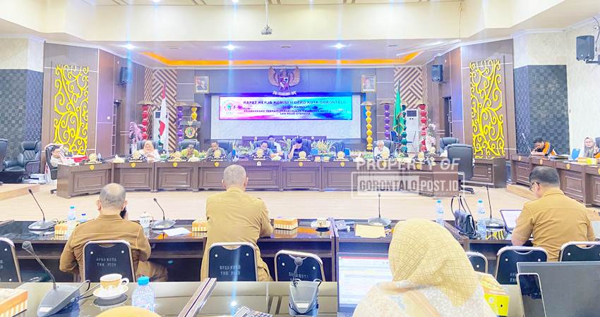 Rapat Komisi II Dekot bersama pihak RSAS dan Rumah Sakit Otanaha dalam membahas pengelolaan keuangan di Rumah Sakit, Selasa (4/2/2024) (F. Diyanti/Gorontalo Post)