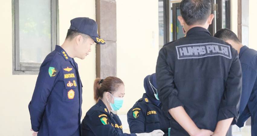 Pemeriksaan urine yang dilakukan oleh Biddokes Polda Gorontalo, guna melakukan pencegahan terhadap penggunaan narkoba oleh para personel Polri.