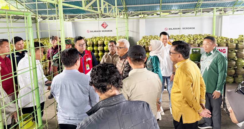 PASOKAN TERSEDIA - Gubernur Gorontalo Rudi Salahuddin bersama Pertamina Patra Niaga Sulawesi melakukan inspeksi ke gudang LPG 3 Jg, Kamis (13/2). (foto : dok /pertamina)