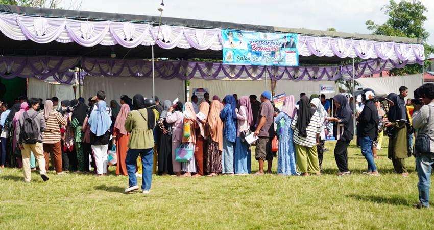 Warga tengah antri di pasar murah bersubsidi yang diselenggarakan Dinas Perdagin Kota Gorontalo, Kamis (27/2/2025). (Foto: Prokopim)