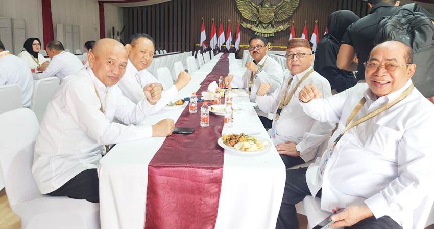 KOLABORASI - Gubernur Gorontalo Gusnar Ismail, bersama Bupati dan Wali Kota se Gorontalo menggelar diskusi informal pada kegiatan retret kepala daerah di Magelang, Jawa Tengah, Senin (24/2). (Foto : istimewa)