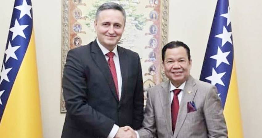 Dubes RI untuk Bosnia & Herzegovina, Roem Kono, melaksanakan farewell call kepada anggota Presidensi BiH, Denis Becirovic, di Sarajevo baru-baru ini. (foto : @indonesiansarajevo)