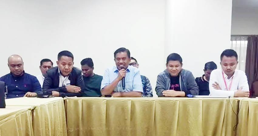 Pasangan Roni Imran - Ramdhan Mapaliey bersama tim saat memberikan keterangan pers usai sidang MK di Jakarta, kemarin. (foto : istimewa)