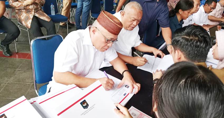 Bupati dan Wakil Bupati terpilih Kabupaten Gorontalo Sofyan Puhi dan Tony S Junus st melakukan registrasi dan pemeriksaan kesehatan di Kementrian Dalam Negeri. Senin (17/2). (foto : istimewa)