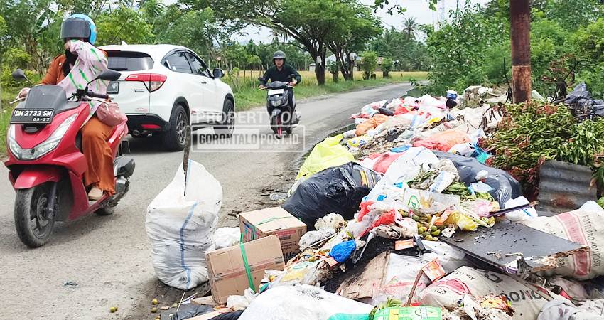 Tumpukan sampah mengganggu pemandangan dan menimbulkan bau busuk di Jalan Taman Surya, Kelurahan Moodu, Kecamatan Kota Timur, Kota Gorontalo, Senin (3/2). (F. Natha/Gorontalo Post)