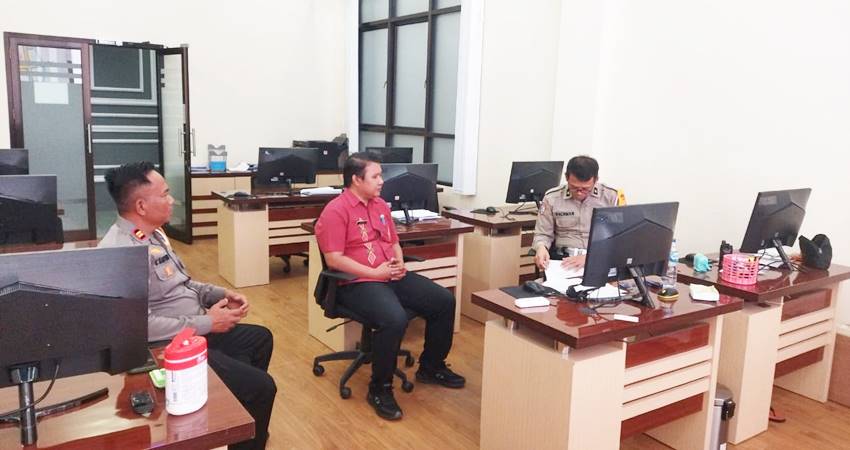 Plt Kepala Dinas Perindag Kota Gorontalo, Haryono Suronoto tengah menjalin koordinasi dengan Polda Gorontalo terkait penggunaan jalan untuk pelaksanaan Pasar Senggol, Kamis (20/2/2025). (Foto: Prokopim)