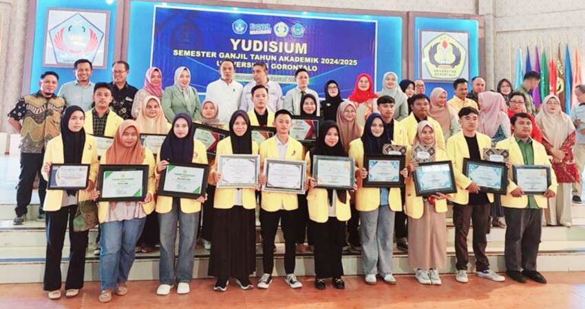 Mahasiswa saat mendapatkan piagam penghargaan (F. Istimewa)