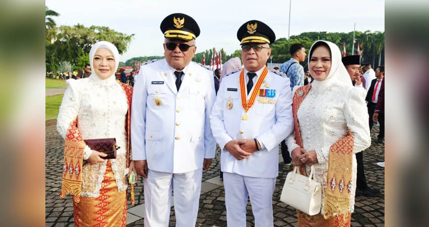 FOSE. Bupati Gorontalo Sofyan Puhi didampingi ibu ketua PKK Maryam Sofyan Puhi bersama Wakil Bupati Tony S Junus didampingi wakil Ketua PKK Venny Anwar saat foto bersama jelang pelantikan