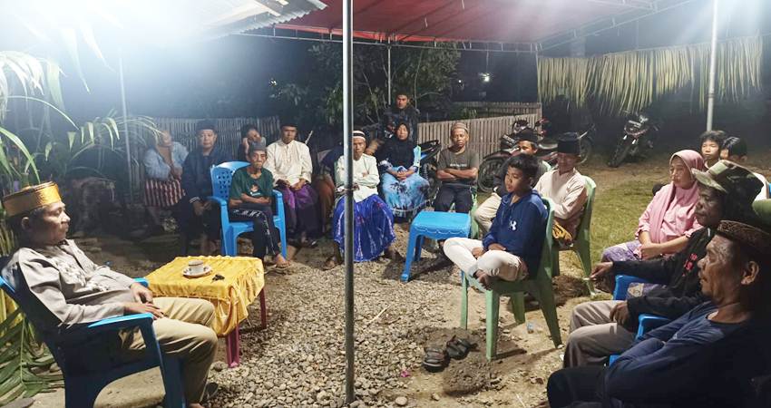 Camat Randangan, Saharudin Saleh beserta aparat desa, mendatangi rumah duka untuk menghibur serta memberikan perhatian terhadap keluarga korban, khususnya untuk ketiga anak korban.