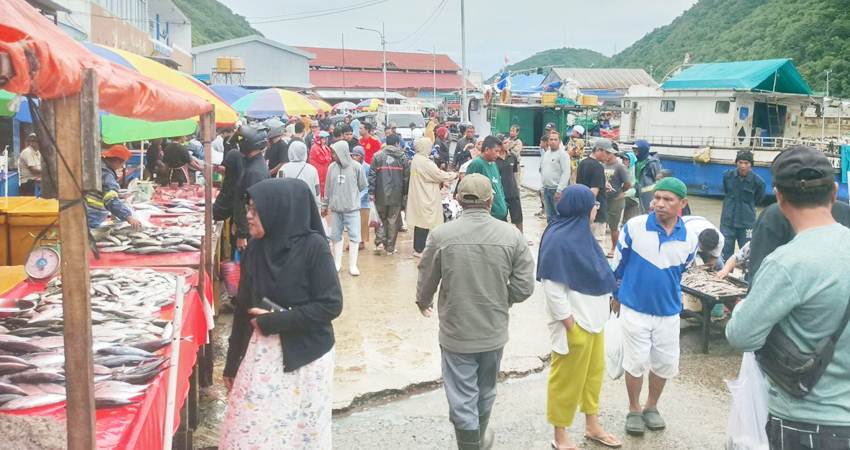 SELALU RAMAI - Kawasan Tempat Pelelangan Ikan (TPI) Kota Gorontalo selalu ramai pengunjung. Di tempat ini, warga tak sekadar berbelanja ikan segar, tapi bisa kebutuhan dapur lainya seperti rempah-rempah. (foto : Facebook/Rahmat Aprilianto Adam)