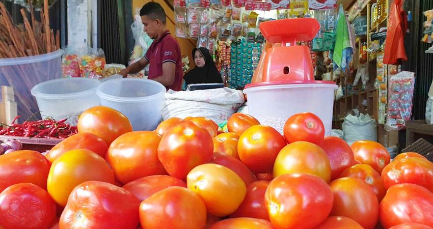 Pedagang di Pasar Dungingi saat melayani pembeli.