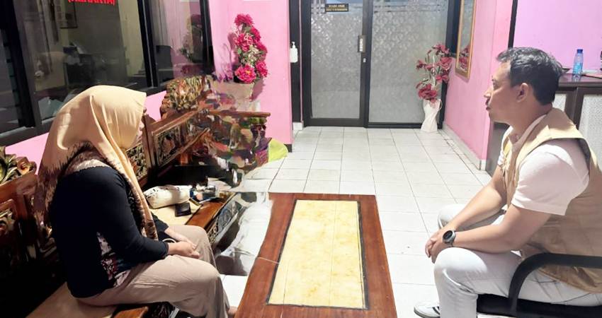 Tim Psikologi Biro SDM Polda Gorontalo, memberikan pendampingan trauma healing terhadap korban dan juga keluarga korban kasus dugaan pencabulan.