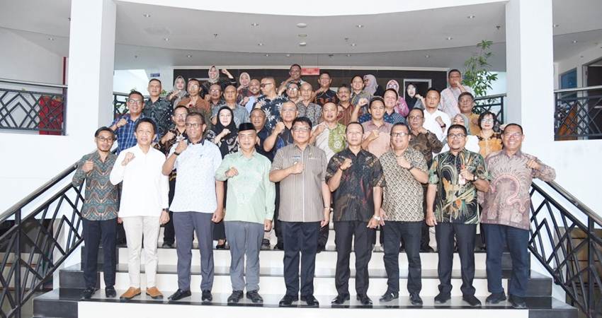 Tim pemerintah daerah Kota Kotamobagu foto bersama dengan jajaran UNG di gedung rektorat UNG. (foto :dok /ung)
