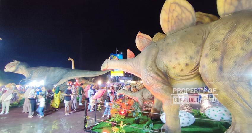 : Hiburan akhir pekan bersama keluarga di Wahana Dino Saurus di lapangan City Mall Gorontalo. Ahad. (2/2). (F. Natha/Gorontalo Post)