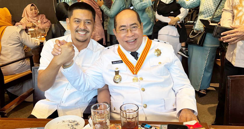 BERI SUPPORT - Mantan calon Wakil Wali Kota Gorontalo, Andi Ilham memberi dukungan langsung kepada Wali Kota Gorontalo, Adhan Dambea usai pelantikan di Jakarta, Kamis (20/2). (foto : dok / gorontalo post)