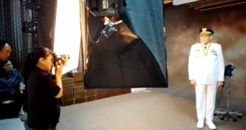 Gubernur Gorontalo terpilih Gusnar Ismail saat menjalani sesi pemotretan di salah satu studio foto di Jakarta, Senin (10/2/2025). (foto : dok /pemprov)