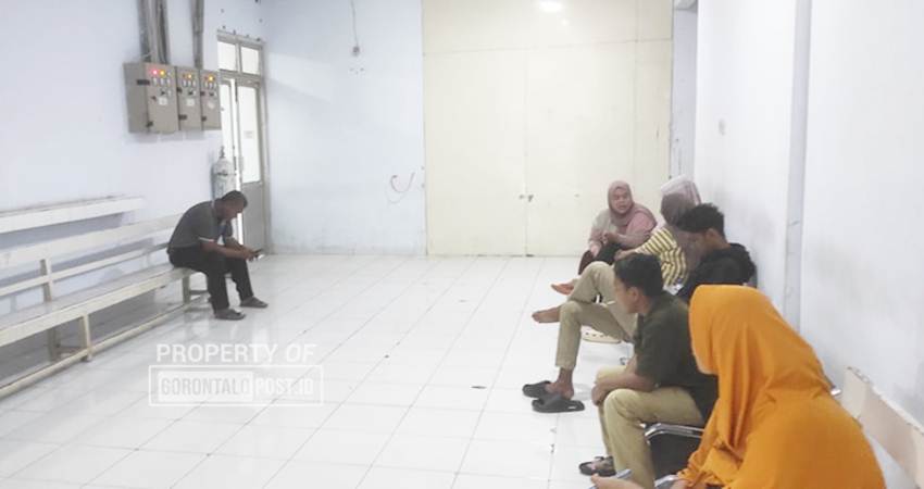 Sejumlah keluarga pasien yang menunggu proses cuci darah terhadap pasien gagal ginjal di ruang cuci darah RSAS Kota Gorontalo, baru-baru ini. (Foto: Roy/Gorontalo Post).