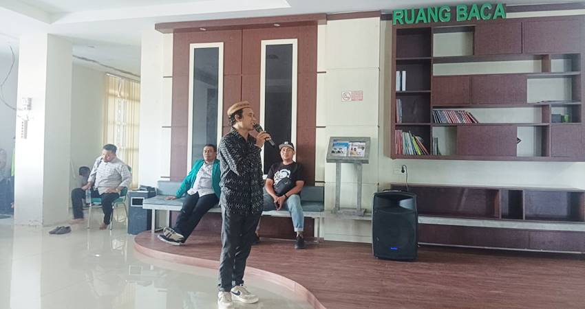 Dosen IAIN Sultan Amai Gorontalo menggelar aksi protes menuntut transparansi dan keadilan di kampus. Tuntutan mereka beragam, mulai dari masalah tunjangan hingga dana KKS ( foto: Lius kaaba/ magang gorontalo post)