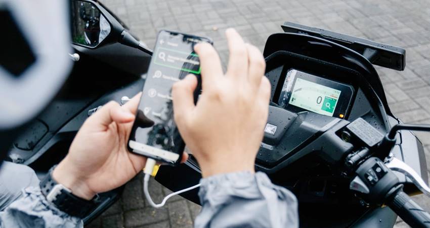 TETAP TERKONEKSI - Honda RoadSync bekerja dengan menghubungkan smartphone pengendara melalui koneksi Bluetooth, dengan Honda RoadSync yang tersedia untuk perangkat Android maupun iOS. (foto : dok / AHM)
