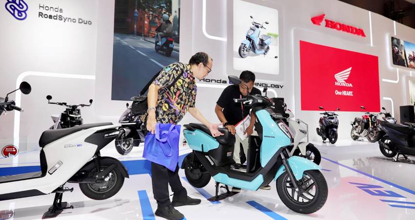 Sepeda motor listrik futuristik Honda EV Fun Concept dan EV Urban Concept ditampilkan pada IIMS 2025. (foto : dok / AHM)