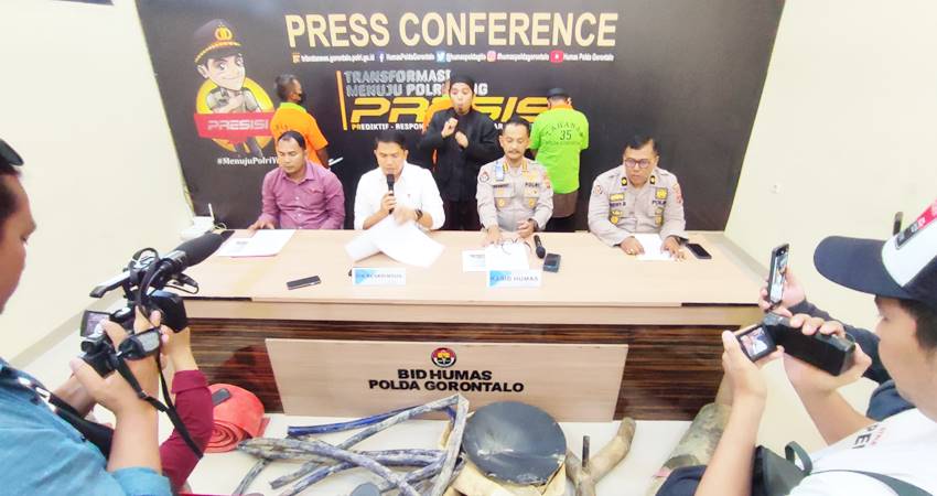 Polda Gorontalo tangkap tiga tersangka penambangan emas illegal di Desa Dulupi Kabupaten Boalemo, Foto: Natha/Gorontalo Post.