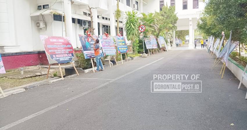 Deretan karangan bunga ucpan selamat atas pelantikan Bupati Gorontalo Sofyan Puhi dan Wakil Bupati Tony S Yunus periode 2025-2030 yang berjejer di pelataran halaman kantor Bupati. (F:Deice/Gorontalo Post)