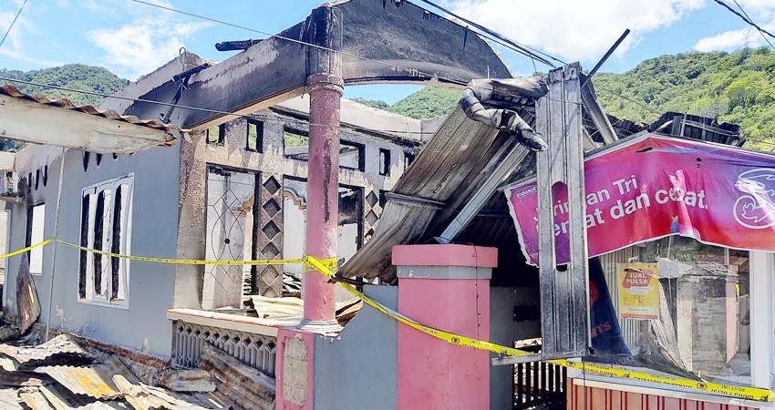 Kondisi bangunan setelah kebakaran hanya menyisakan puing-puing sisa kebakaran (Foto Iskar Samarang/Magang Gorontalo Post)