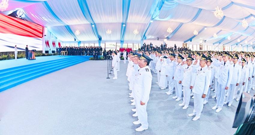 Presiden Prabowo Subianto melantik kepala daerah dan wakil kepala daerah hasil Pilkada 2024 secara serentak di Istana Kepresidenan Jakarta, Kamis (20/2). (Foto: BPMI Setpres/Laily Rachev)
