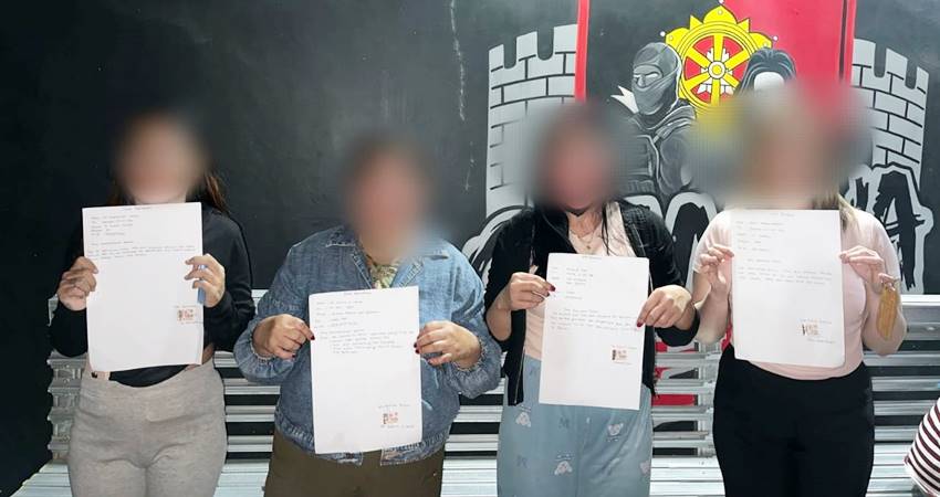 Empat cewek diduga pelaku prostitusi online melalui aplikasi Michat saat diamankan petugas usai terjaring operasi pekat.