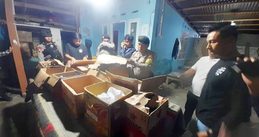 Ratusan liter miras berbagai merk disita Polda Gorontalo saat pelaksanaan operasi pekat otanaha 2025 di kampung bugis Kota Gorontalo, Rabu (26/2/2025) dini hari.