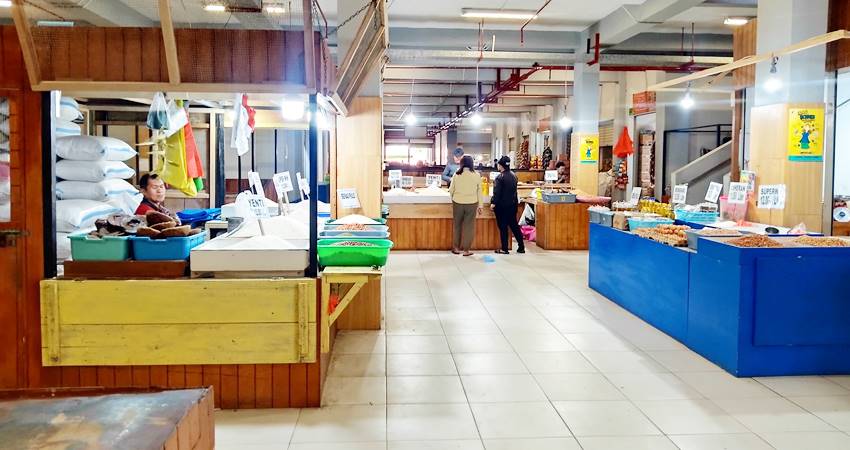 Kondisi pasar sentral Limba U I, Kota Selatan, Kota Gorontalo,yang saat ini masih sepi pengunjung. (foto iskar samarang/magang gorontalo post)