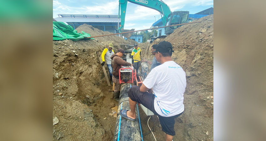 Proses pekerjaan perbaikan pipa transmisi air baku 500 dan 200 mm menuju Instalasi Pengolahan Air (IPA) kapasitas 150 dan 40 liter/detik yang rusak akibat dihantam banjir belum lama ini. (Foto: Istimewa).