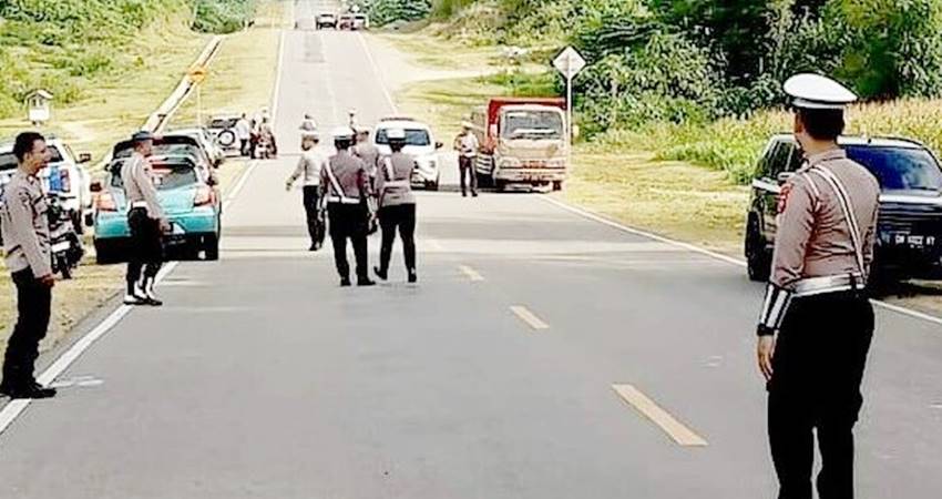 Sejumlah petugas kepolisian lalu lintas di Gorontalo saat menggelar sweeping para pengendara kendaraan di jalan raya. (Foto: Istimewa).