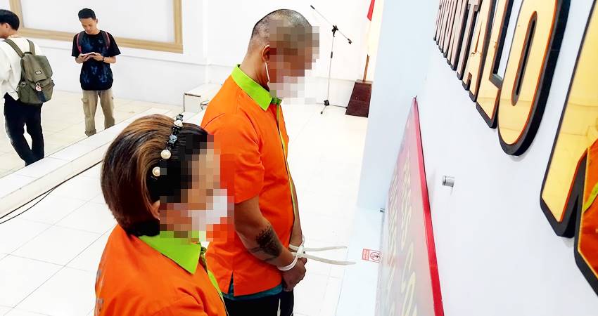 Tersangka MD sebelah kanan sebagai pengguna dan Sebelah Kiri IRL alias ongki pengedar narkoba jenis sabu mengenakan rompi tahanan warga orange di Mapolres Gorontalo Kota, Kemarin, (20/2/2025). (foto Iskar Samarang/Magang Gorontalo Post)