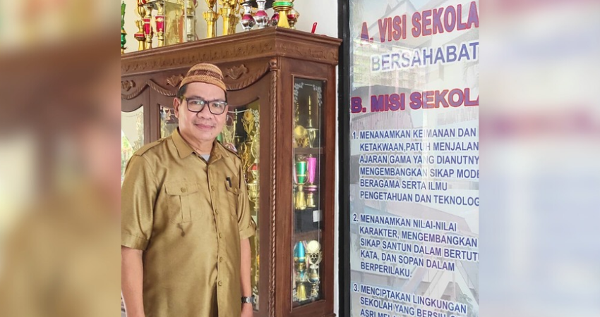 Kepsek SMP  8 Kota Gorontalo Drs. Abdul Hamid Taidi, M.Pd