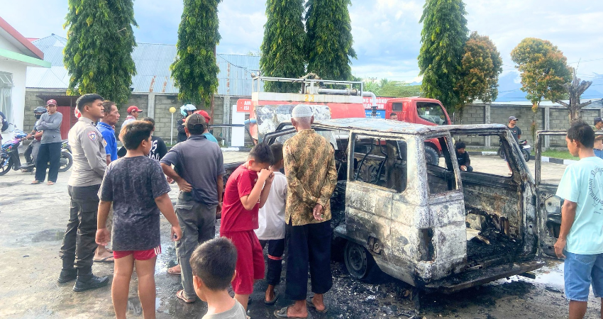 LUDES : Kondisi mobil kijang super DM 1034 CM ludes terbakar di SPBU Molohu, saat sedang melakukan pengisian Pertalite, Sabtu (15/3). (Foto : dok/polsek tolangohula)