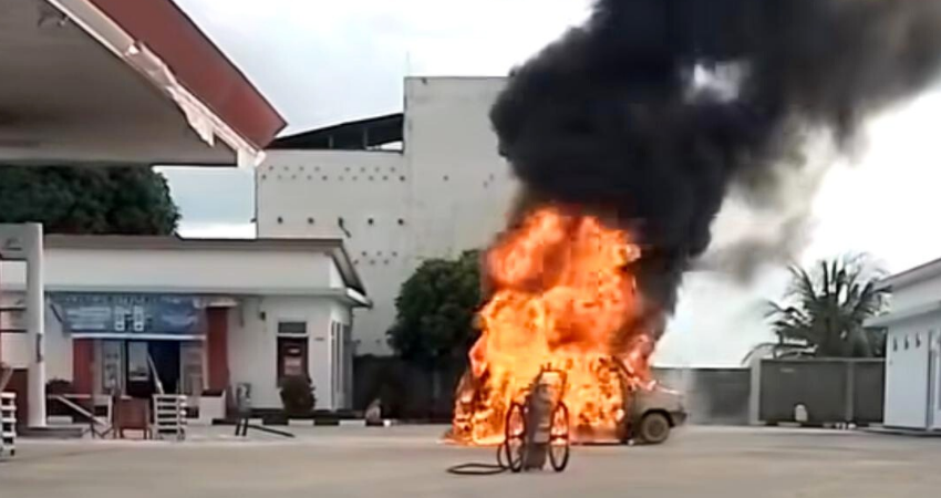 Kobaran api melumat mobil Kijang Super yang sedang mengisi BBM di SPBU Molohu, Sabtu (15/3) sore. (Foto : tangkapan layar)