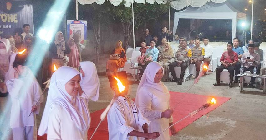Siswa mengikuti pawai obor pada festival green Tumbilotohe di Kota Gorontalo. 