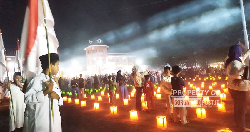 GREEN TUMBILOTOHE - Malam pasang lampu berlangsung semarak, tahun ini konsep Green Tumbilotohe mulai diterapkan, selain ramah lingkungan, keaslian tradisi tumbilotohe juga tetap terjaga dan dipertahankan, seperti green tumbilotohe di Lapangan Taruna Remaja Kota Gorontalo, Rabu (26/3). (foto : natha / gorontalo post)