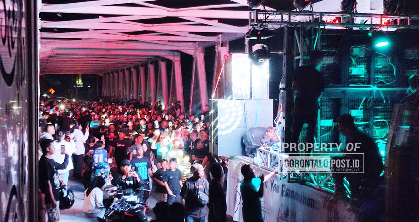 SAMBUT RAMADAN-Ribuan warga memegang kentongan dari bambu atau koko'o dan membunyikanya jelang sahur hari pertama ramadan, Sabtu (1/3), dengan mengelilingi Kota Gorontalo. Tradisi ini sudah berlangsung setiap tahun, dan makin meriah pelaksanaanya. Festival koko'o ini biasanya digelar awal dan akhir ramadan. (foto : Natha / Gorontalo Post)