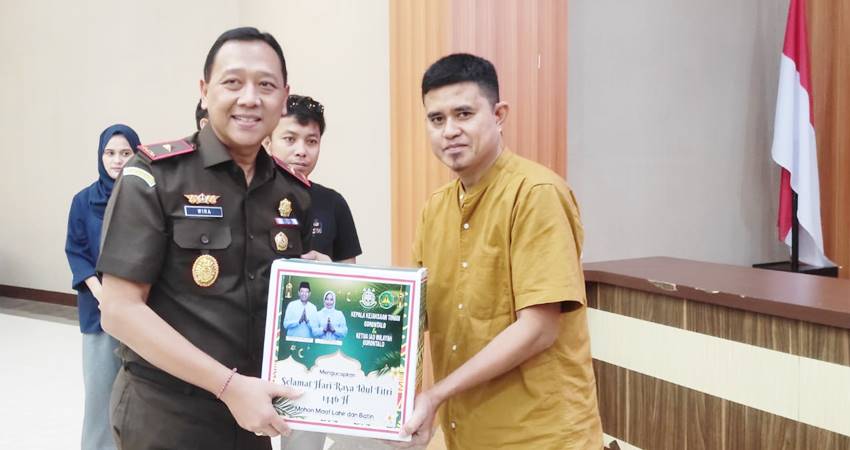 Kajati Gorontalo I Dewa Gede Wirajana, saat berbagi paket lebaran dengan wartawan mitra Kejati Gorontalo, Senin (24/3/2025). (Foto: Natha/Gorontalo Post).