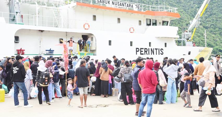 ARUS MUDIK - Ratusan penumpang mengantre naik kapal tol laut Sabuk Nusantara 76 di Pelabuhan Gorontalo, Ahad (23/3). (Foto : Haris / diskominfotik)